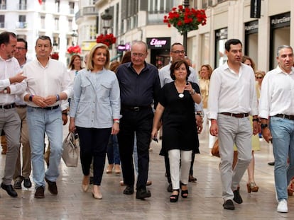 Soraya Sáenz de Santamaría, al mig, passeja amb càrrecs del PP a Màlaga.