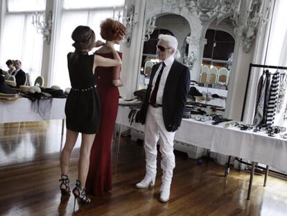 El diseñador Karl Lagerfeld prepara en el hotel Excelsior de Lido (Venecia) su desfile durante el Chanel Cruise Fashion Show, el 14 de mayo de 2009.
