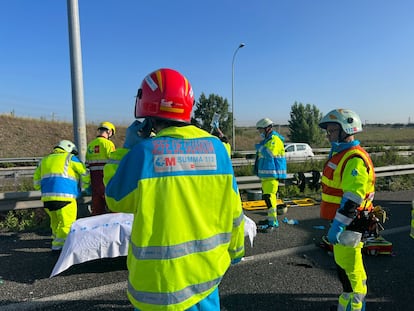 Los sanitarios atienden a unos de los siete heridos en el siniestro de la M-50 en Getafe.