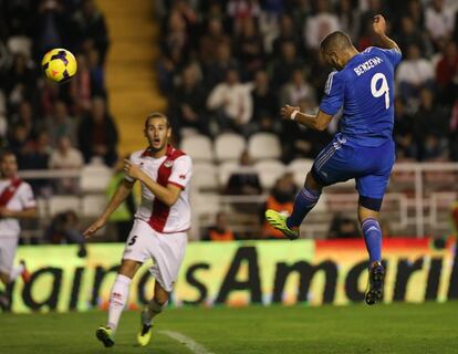 Benzema marca el segundo gol del Madrid.