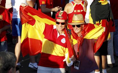 La infanta Elena y su prima María Zurita celebrando un triunfo de España.