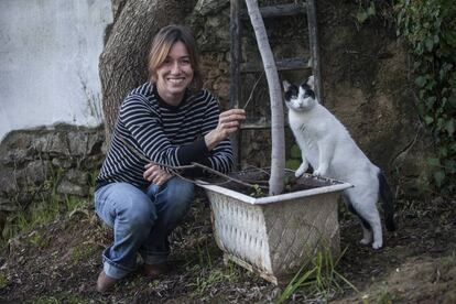 Lola Dueñas vive en una casa de campo en Dois Portos, cerca de Lisboa. La actriz catalana se refugió allí para rodearse de naturaleza y “encontrarse” a sí misma. Su único compañero es Miguelito, un gato con el que se topó la pasada primavera en Constantina (Sevilla) durante el rodaje del filme Viaje alrededor del cuarto de una madre. “Miguelito dormía en un aparcamiento y se me abrazaba cada vez que pasaba por ahí. Una tarde que granizaba me lo llevé”, dice la actriz, que ayer tenía previsto acudir a los Premios Goya, candidata a mejor actriz secundaria por No sé decir adiós.  <u><a href="https://elpais.com/elpais/2018/01/30/eps/1517336330_744621.html" target="_blank">Sigue leyendo su historia</a></u>