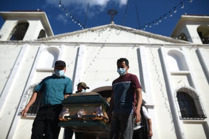 Familiares y amigos acompañan en un cortejo fúnebre el cuerpo de Daniel Arnulfo Pérez, uno de los cuatro migrantes fallecidos en Chiapas, México. Sus restos arribaron en el hangar de la Fuerza Aérea para su repatriación y posteriormente fue despedido en el cementerio de El Tejar, Chimaltenango, a 50 kilómetros de la ciudad de Guatemala.