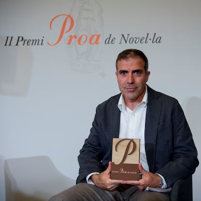Francesc Serés, con la estatuilla del premio Proa de novela.