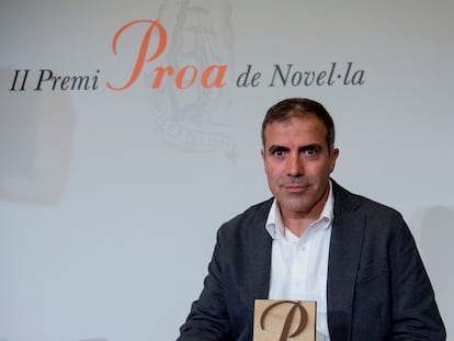 Francesc Serés, con la estatuilla del premio Proa de novela.