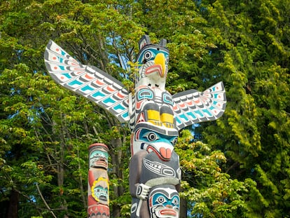 Tótems, ballenas y bosques de cedros en Haida Gwaii (Canadá). Este archipiélago de la costa pacífica de Canadá antes era conocido como “las islas de la Reina Carlota”. Están a unos 80 kilómetros de la costa de Columbia Británica, y pueden ser el objetivo de un viaje mágico: grandes abetos y cedros envuelven el agreste paisaje anegado por el agua mientras que las águilas calvas y los osos pueblan el bosque y los leones marinos y las orcas patrullan sus aguas.
Su verdadera esencia está en el pueblo haida, famoso por sus canoas de guerra y por sus tótems tallados en madera que salpican la isla. Todo esto se puede ver en la reserva parque nacional Gwaii Haanas: remotos pueblos haida, grutas funerarias y fuentes termales que se pueden conocer haciendo kayak en la que es una de las mejores experiencias en Norteamérica.
Imprescindible: la visita a esta reserva, hogar de los pueblos indígenas, con bosques vírgenes y abundante vida salvaje. El Golden Spruce Trail es un camino mágico que lleva a través de un bosque cubierto de musgo, con abetos y cedros rojos hasta el río Yakoun. Para conocer al pueblo haida y su patrimonio se puede ir a K'uuna Llnagaay; y para ver playas de gran belleza y místicos pantanos está el parque provincial de Naikoon. El kayak es casi obligado y también las excursiones para avistar ballenas, por ejemplo desde el pueblo haida de Rooney Bay.