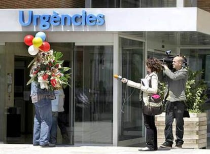 Entrega de regalos para la ministra Carme Chacón en el hospital de Sant Joan de Deu, en el que ha dado a luz.