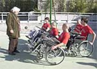 Antonio Mercero dirige a los actores de <i>Los pelones</i> en una cancha de baloncesto.