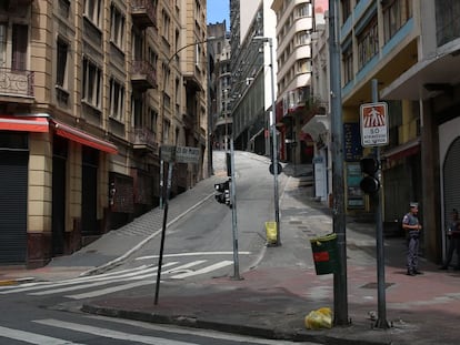  Comércio fechado na rua 25 de Março durante a quarentena.