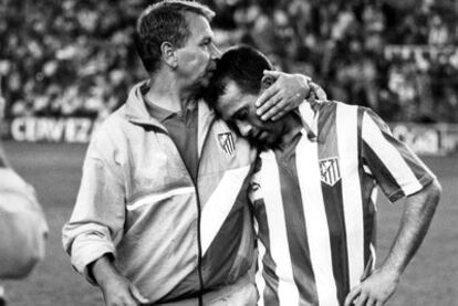 Tomislav Ivic en 1990, tratando de consolar a Pizo Gómez tras el partido en el que el Atlético de Madrid quedó fuera de la Copa de la UEFA.