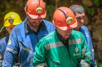 El secretario de salud del municipio informó que por la acumulación de gases en el socavón no han podido ingresar para rescatar a los trabajadores. 