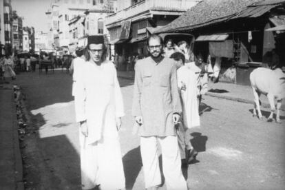 Peter Orlovski y Allen Ginsberg, en Calcuta en octubre de 1962. 