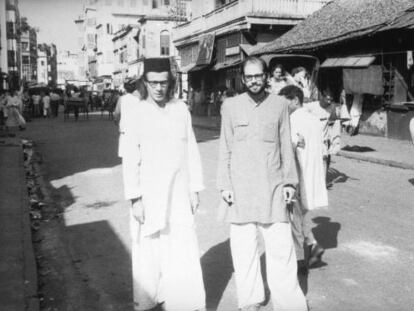 Peter Orlovski y Allen Ginsberg, en Calcuta en octubre de 1962. 