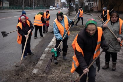 Voluntarios de las brigadas que cada mañana limpian la ciudad, el pasado miércoles. El alcalde de Yitómir, Serhiy Sukhomlyn, dice que “sentirse útil” es para ellos “una especie de terapia”.