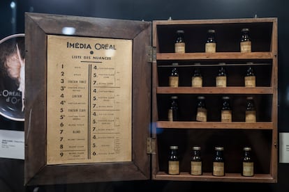 Una caja con los primeros tintes de L'Oreal, en el museo Raffel Pages.