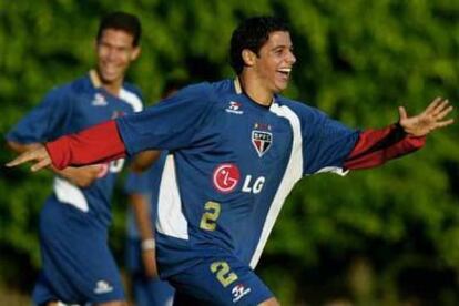 El lateral derecho del Sao Paulo, Cicinho, en un entrenamiento