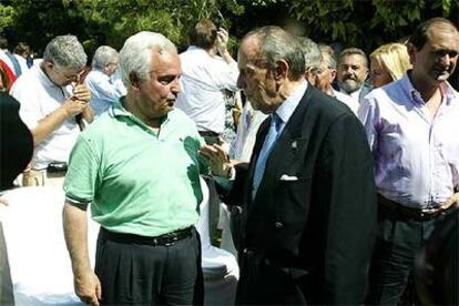 Manuel Fraga (derecha), mientras conversaba con José Luis Baltar, durante el acto de ayer en Ribadumia.