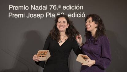 Ana Merino (a la izquierda) y Laia Aguilar, en la entrega de los premios Nadal y Josep Pla de 2020.