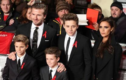 David y Victoria Beckham, con sus tres hijos (Romeo, Cruz y Broocklyn), en un evento en Londres en 2015.