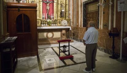 Un vecino de Sevilla reza este martes frente a la tumba de Queipo de Llano en la bas&iacute;lica de la Macarena.