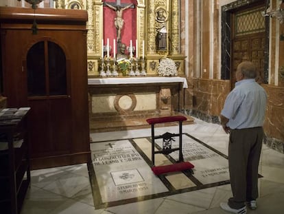 Un vecino de Sevilla reza este martes frente a la tumba de Queipo de Llano en la bas&iacute;lica de la Macarena.