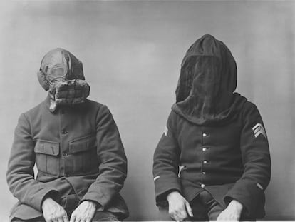 Máscara y capucha contra el fuego (1917-1918).
