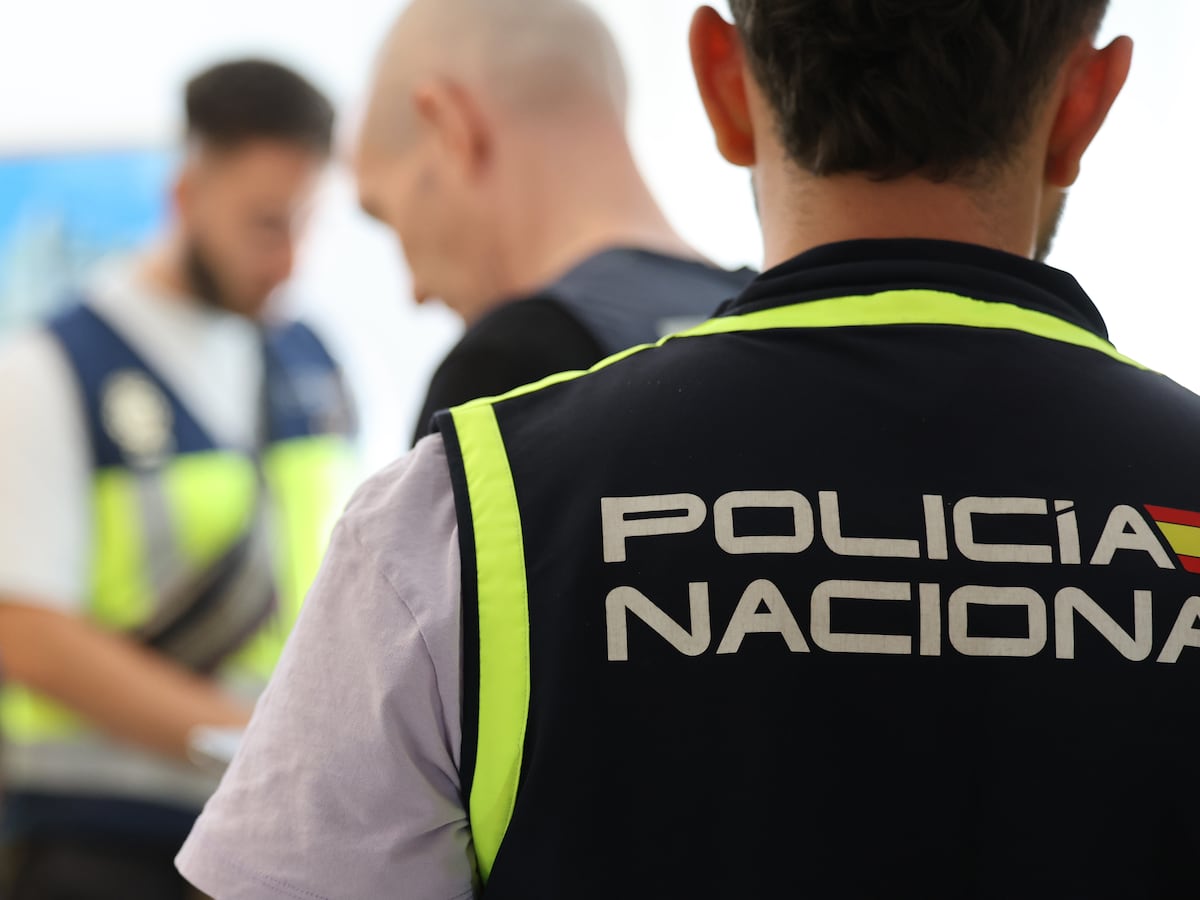 Un ladrón entra a robar, maniata y golpea a una familia en Las Palmas y prende fuego a la vivienda con ellos dentro
