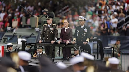 El general Ricardo Trevilla Trejo, Claudia Sheinbaum y Raymundo Pedro Morales Ángeles durante el desfile militar.