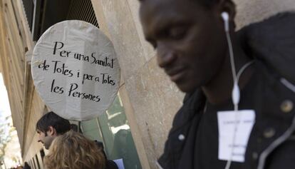 Concentració davant de l'Hospital Clínic de Barcelona per reivindicar l'accés universal a la sanitat.