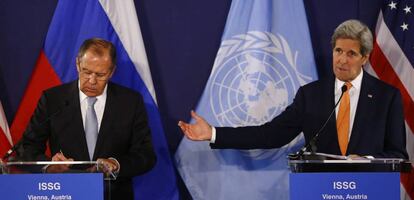 El ministro ruso de Exteriores, Seguéi Lavrov, y el secretario de Estado de EE UU, John Kerry, en Viena