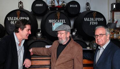 Los poetas, de derecha a izquierda, Pablo García Baena, José Manuel Caballero Bonald y Luis García Montero, en un tabanco de Jerez (Cádiz).