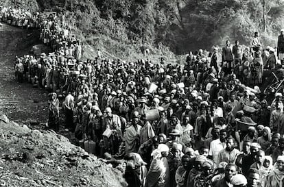 En julio de 1994, entre 600.000 y 1.000.000 refugiados ruandeses llegaron a las regiones de Goma y Bukavu en el Kivu del antiguo Zaire. En Goma, los refugiados se dividen principalmente en tres campamentos: Kibumba, Katale y Mugumga. Con calor, falta de agua, alimentos y el brote simultáneo de una epidemia de cólera y disentería, decenas de miles de refugiados encontraron la muerte. 