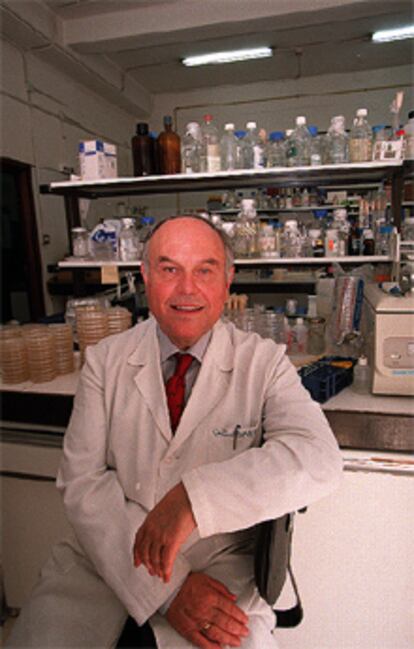 César Nombela, en su laboratorio.