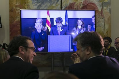 Discurso desde Bruselas de Carles Puigdemont. En primer plano Josep Rull con otro candidato.
