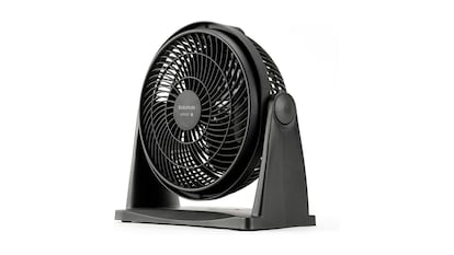Ventilador de sobremesa sobre fondo blanco.