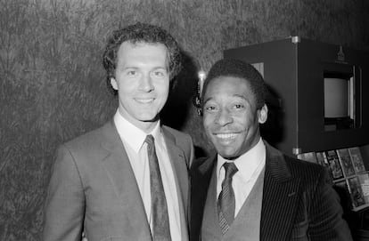 Franz Beckenbauer junto a Pelé, en el año 1981. 