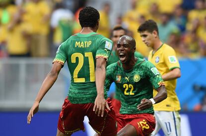 Jogadores de Camarões comemoram o gol de Joel Matip.