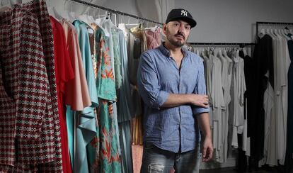 El diseñador Juan Duyos en su estudio de Madrid.