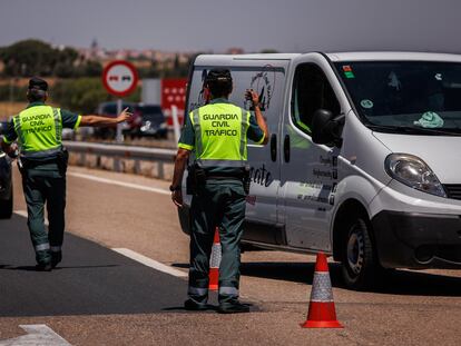 Dos agentes de la Guardia Civil, durante un control en la última operación salida del verano.