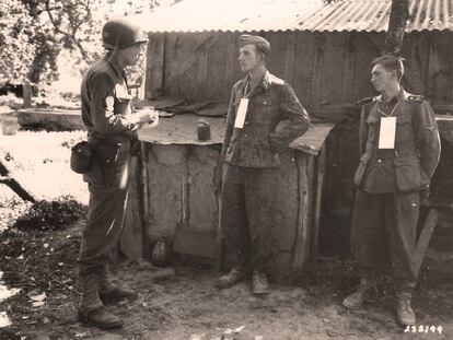 El judío alemán Martin Selling, sargento de Inteligencia en el Ejército de EE UU, interroga a dos miembros de las SS prisioneros en Francia en 1944.