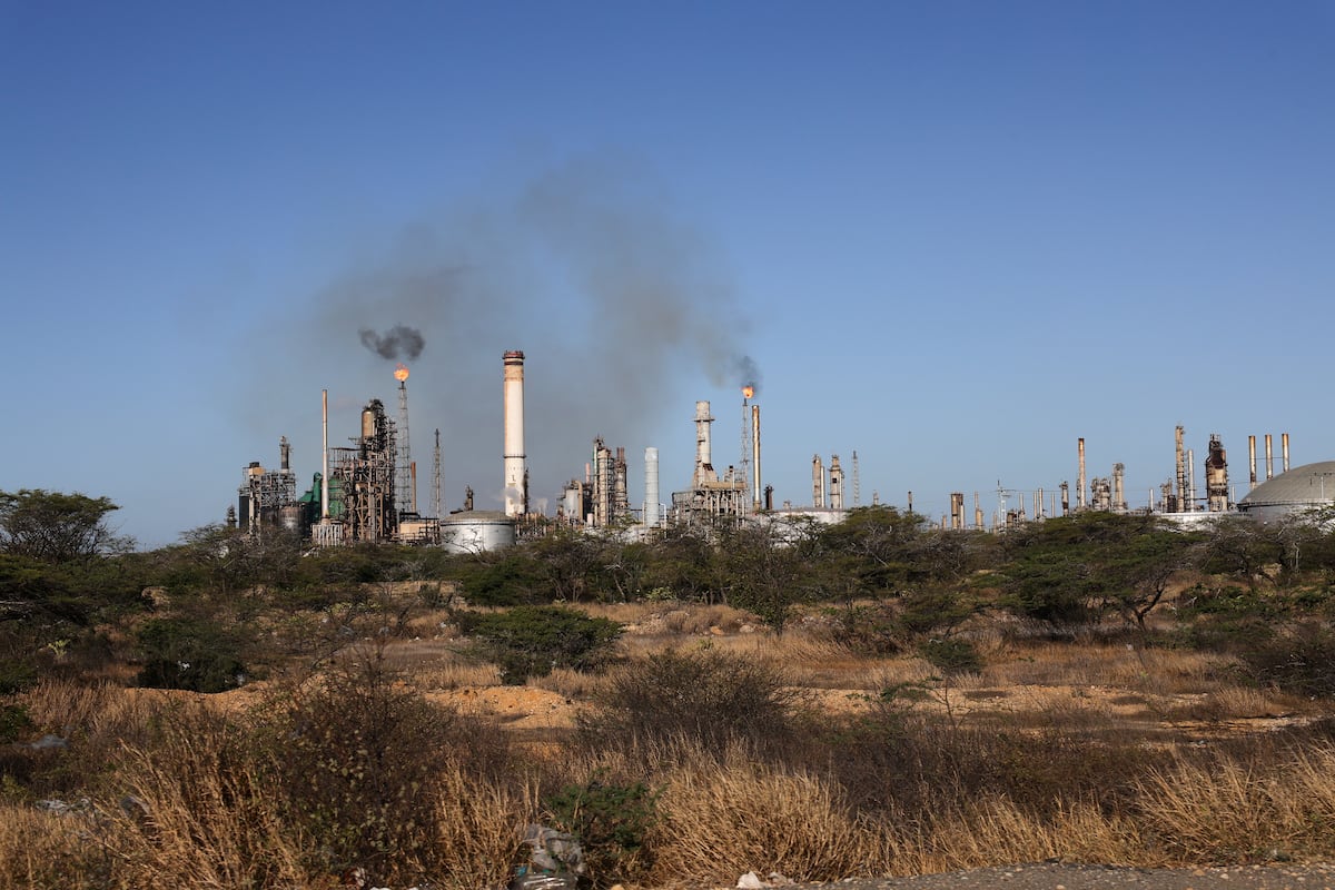 Venezuelan economy clings to oil and banking to climb out of the abyss