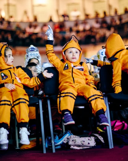 Niños de primaria en Almendralejo (Badajoz) vestidos de astronautas en honor a Sara.