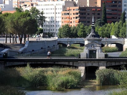 Tramo del Manzanares con agua embalsada el pasado viernes. 