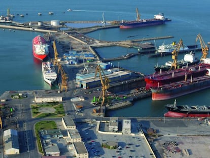 Astillero de Navantia en la bahia de Cádiz.