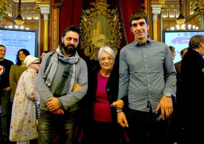 Obeso, a la izquierda, y Baztarrika, junto a Sabina de la Cruz, viuda de Blas de Otero.