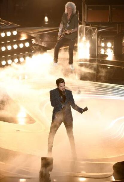Adam Lambert (centro) y Brian May, en el arranque de la gala.  