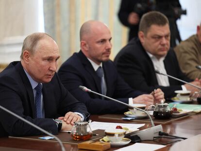 El presidente ruso, Vladímir Putin, en un encuentro con corresponsales de guerra este martes en Moscú.