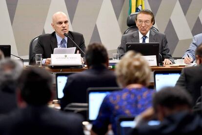 Alexandre de Moraes (&agrave; esq.) ao lado de Edison Lob&atilde;o, presidente do Senado, durante a sabatina na CCJ nesta ter&ccedil;a-feira. 