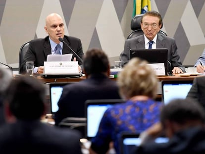 Alexandre de Moraes (&agrave; esq.) ao lado de Edison Lob&atilde;o, presidente do Senado, durante a sabatina na CCJ nesta ter&ccedil;a-feira. 