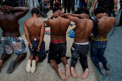 Jóvenes detenidos por su presunta implicación con la masacre en el barrio Socio Vivienda 2 son mostrados a la prensa, el 7 de marzo en Guayaquil.